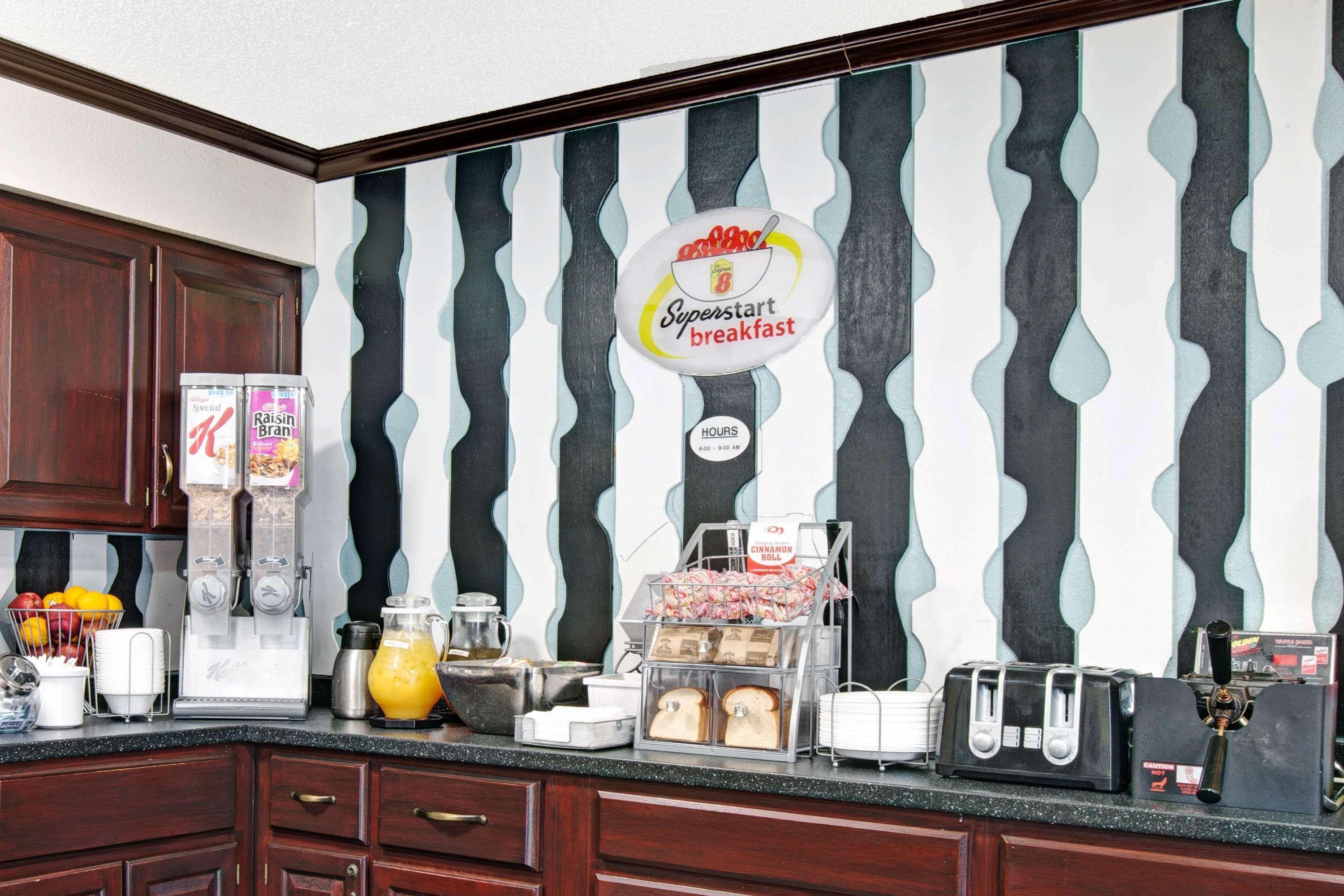 Super 8 By Wyndham Baltimore/Essex Area Esterno foto