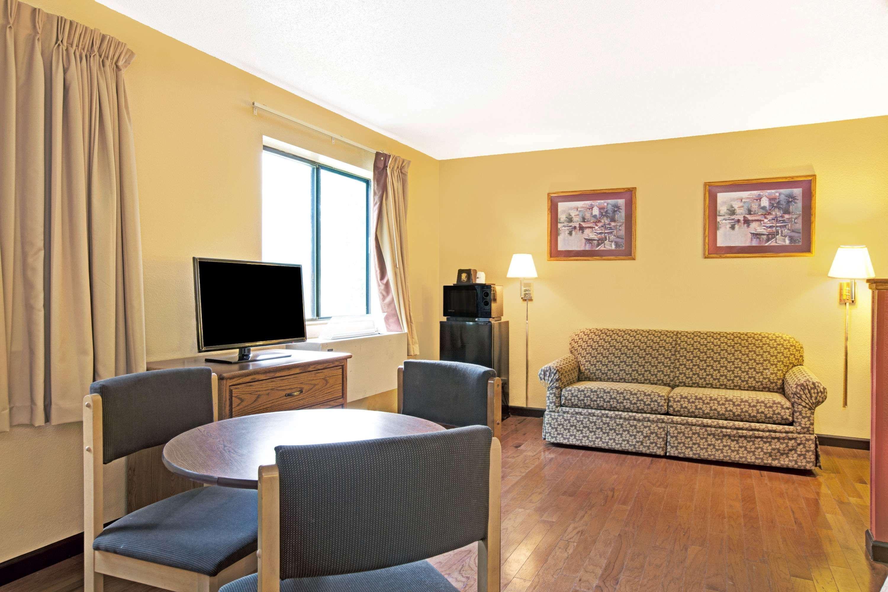 Super 8 By Wyndham Baltimore/Essex Area Esterno foto
