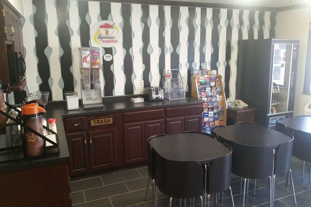 Super 8 By Wyndham Baltimore/Essex Area Esterno foto