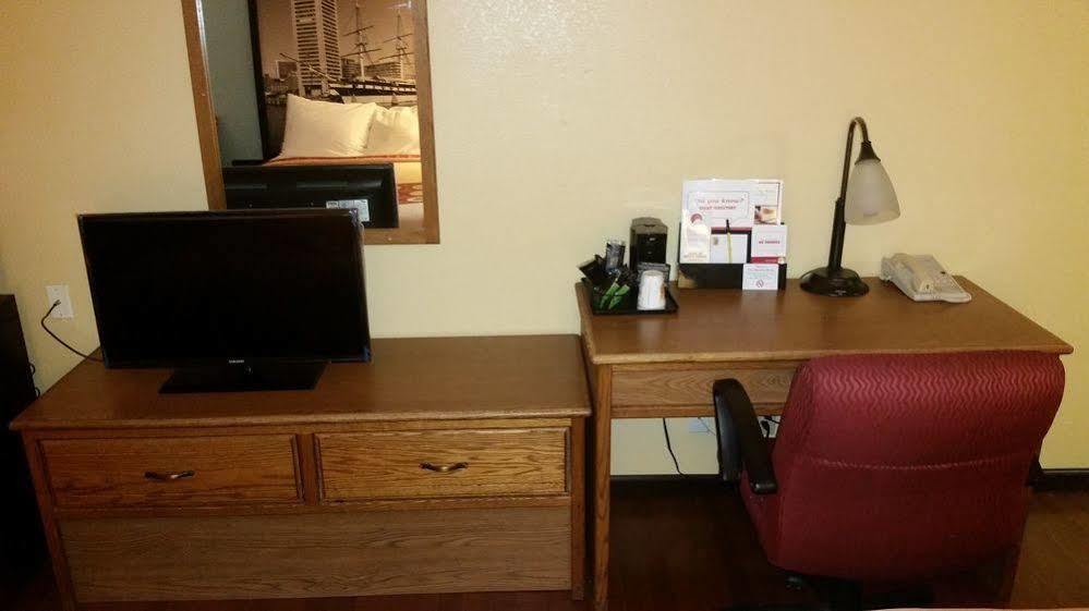 Super 8 By Wyndham Baltimore/Essex Area Esterno foto